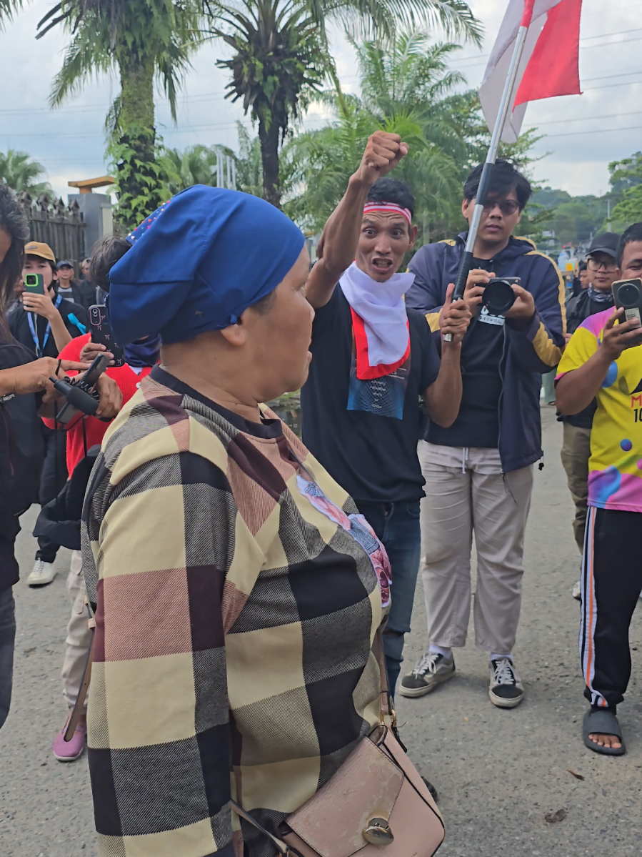 Kata-kata hari ini dari Acil Mercedes untuk anggota dewan.  #hitamkandprdkaltim #demohariini #samarinda #kalimantantimur