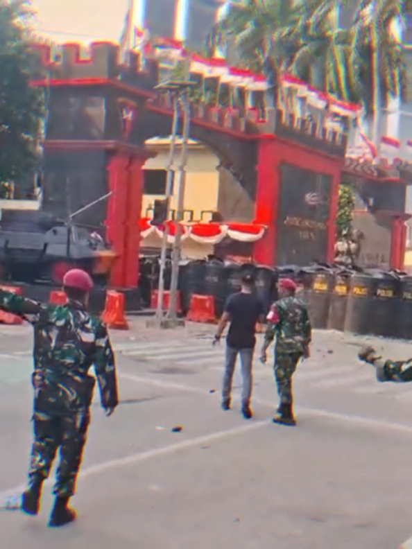 TNI ikut demo lawan para polisi😎 #demohariini #tniindonesia🇮🇩 #kopasus #tni #demodpr 