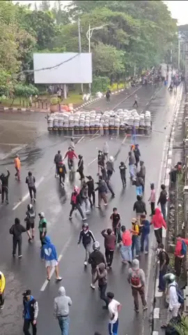 kasian polisi nya #indonesia🇮🇩  #demodpr #demo #live  #rusuh 