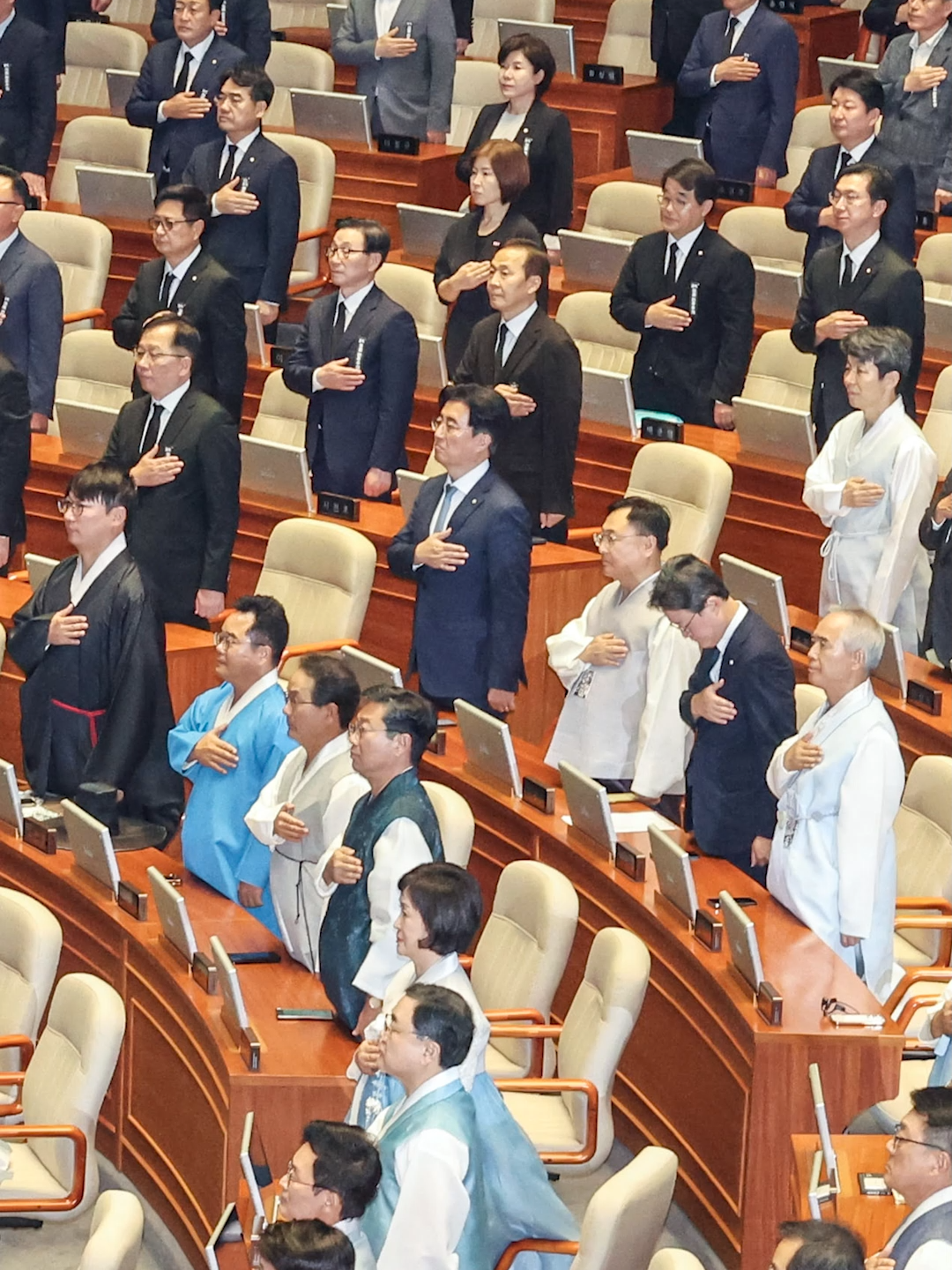 한복 vs 상복…여야, 국회 개원식 드레스코드 대결 #정기국회 #국회 #한복 #상복