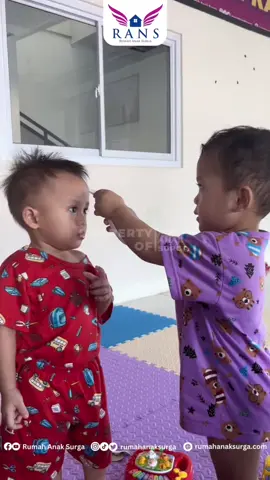Abang belajar cara ngecek suhu tubuh dengan termometer, yang biasa buna lakuin setiap hari! 👩‍⚕️🤍 Di balik tubuh kecilnya, ada hati besar yang selalu peduli. Terima kasih Abang Fairel, sudah jadi contoh baik buat adik-adik dengan caramu menjaga mereka ✨💕  #rumahanaksurga #pantiasuhan #bayilucu #toddler #fyp 