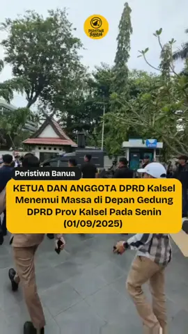 KETUA DAN ANGGOTA DPRD Provinsi Kalsel menemui massa di depan Gedung DPRD Kalsel (01/09/2025) siang hari 
