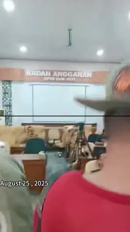 HAPPENING NOW: Tensions remain high in Pati, Indonesia, following a day of intense protests over government policy. #happeningnow #liveupdate #indonesia #pati #newsflash 