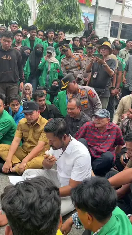 Temui Para Demonstran, Ketua DPRK Tegaskan Tolak Kenaikan Pajak PBB bersama Rakyat dan Tolak 5 Batalyon di Aceh Lhokseumawe – Aksi demonstrasi kembali digelar di depan kantor DPRK Lhokseumawe, Senin (1/9/2025). Ratusan masyarakat dan mahasiswa turun ke jalan menyuarakan penolakan atas kenaikan Pajak Bumi dan Bangunan (PBB) yang dinilai membebani rakyat. Dalam aksi tersebut, Ketua DPRK Lhokseumawe, Faisal Haji Isa, turun langsung menemui para demonstran. Di hadapan massa aksi, Faisal menyatakan sikap tegas DPRK untuk berdiri bersama rakyat dan menolak kebijakan kenaikan PBB yang telah menimbulkan keresahan luas. “Kami di DPRK Lhokseumawe sepakat dengan masyarakat. Kenaikan PBB harus ditinjau ulang karena jelas memberatkan rakyat. DPRK akan terus menyuarakan aspirasi ini kepada pemerintah kota,” tegas Faisal. Selain persoalan pajak, massa aksi juga menolak rencana penambahan lima batalyon militer di Aceh. Para demonstran menilai penempatan pasukan tersebut tidak sejalan dengan semangat perdamaian Aceh pasca-MoU Helsinki. Menanggapi tuntutan itu, Faisal turut menegaskan bahwa DPRK Lhokseumawe mendukung sepenuhnya aspirasi rakyat Aceh untuk menolak keberadaan lima batalyon baru. “Kami konsisten menjaga perdamaian Aceh. Kehadiran tambahan pasukan justru berpotensi menimbulkan ketegangan baru. DPRK menolak rencana tersebut,” ungkapnya. Aksi demonstrasi berlangsung tertib dengan pengawalan aparat kepolisian. Para peserta aksi menyambut baik sikap DPRK Lhokseumawe yang berkomitmen untuk memperjuangkan suara rakyat. #demo #dprk #lhokseumawe #faisalhajiisa #demolhokseumawe 
