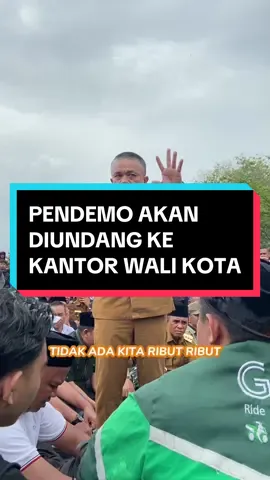 Hadir bersama Ibu Wawali @imeldalilianamuhidin di halaman Kantor DPRD Sulteng untuk menemui adik-adik mahasiswa, komunitas ojol, dan warga Kota Palu yang tengah salurkan aspirasi. Ini merupakan bentuk komunikasi terbuka dan cair antara pemerintah dan warga Kota Palu. Terkait isu pajak daerah yang sudah dibatalkan namun pada Kamis mendatang perwakilan pendemo yang terdiri dari korlap kampus, perwakilan komunitas ojol dan semua elemen masyarakat yang menyuarakan suaranya akan diundang ke Kantor Wali Kota untuk berdiskusi langsung. Mari jaga kebersamaan, pembangunan, dan mengawal semuanya dengan baik.