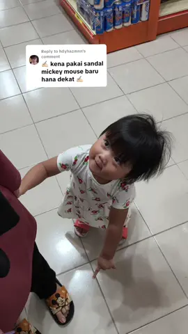 Replying to @hdyhazmnn sangat suka ye dia dengan selipar mickey mouse cousin saya 🤣