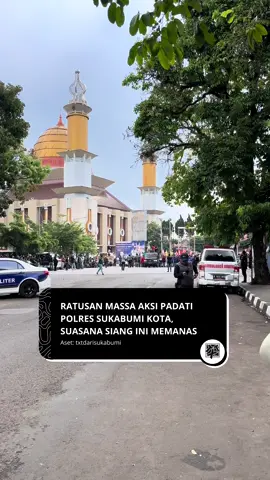 Massa aksi padati Polres Sukabumi kota siang ini.