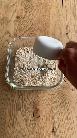 3 ingredient base - 1 cup oats - 1/2 cup milk - 2 eggs Oven: 20min/200 degrees #eathealthy #FoodTok #breakfast #oats 