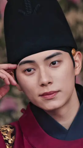 the way he looks at her 🤭😭❤️🫠   #BonAppetitYourMajesty #ImYoonA #LeeChaeMin #kdrama #foryou netflix tvn the tyrant's chef fyp 