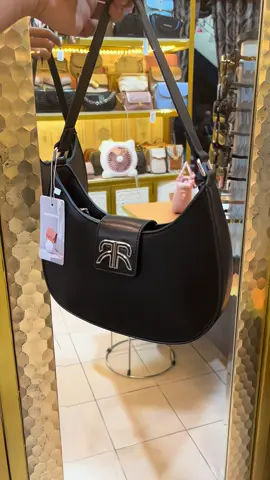 Rugi dong kalau kamu belum coba tas cantik yang satu ini  #shoulderbagwanita #tasselempangwanita #handbagwanita #taswanitaelegan 
