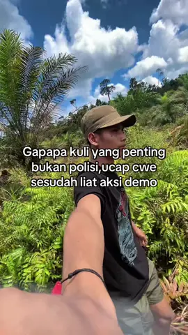 Gpp kuli yg penting bukan polisi,Ucap cwe sesudah liat aksi demo🤭#beranda #fypage #kuli #kalimantanbarat 