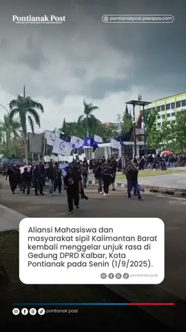 Aliansi Mahasiswa dan masyarakat sipil Kalimantan Barat kembali menggelar unjuk rasa di Gedung DPRD Kalbar, Kota Pontianak pada Senin (1/9/2025).