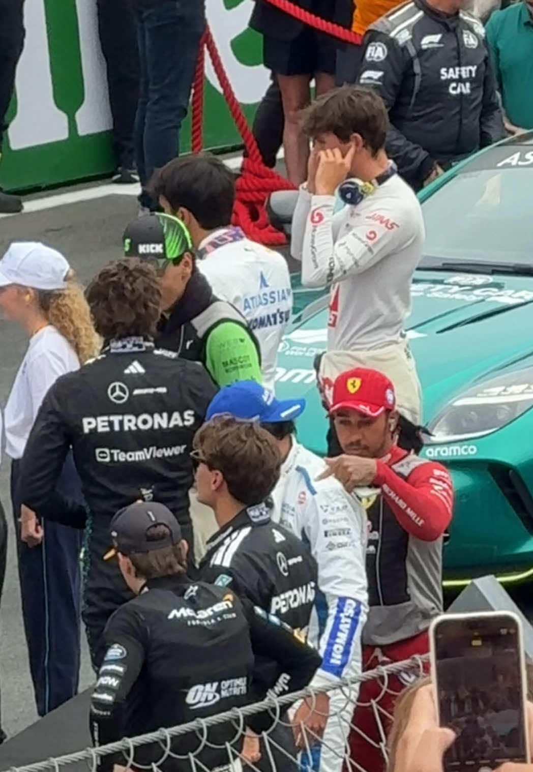 before the most chaotic race ever 🇳🇱🏁 #dutchgp #zandvoort  @Lewis Hamilton @carlossainz55 @Oscar Piastri @Gabriel Bortoleto @Nico Hulkenberg @Ollie Bearman  @Alex Albon #carlossainz #lewishamilton #f1 