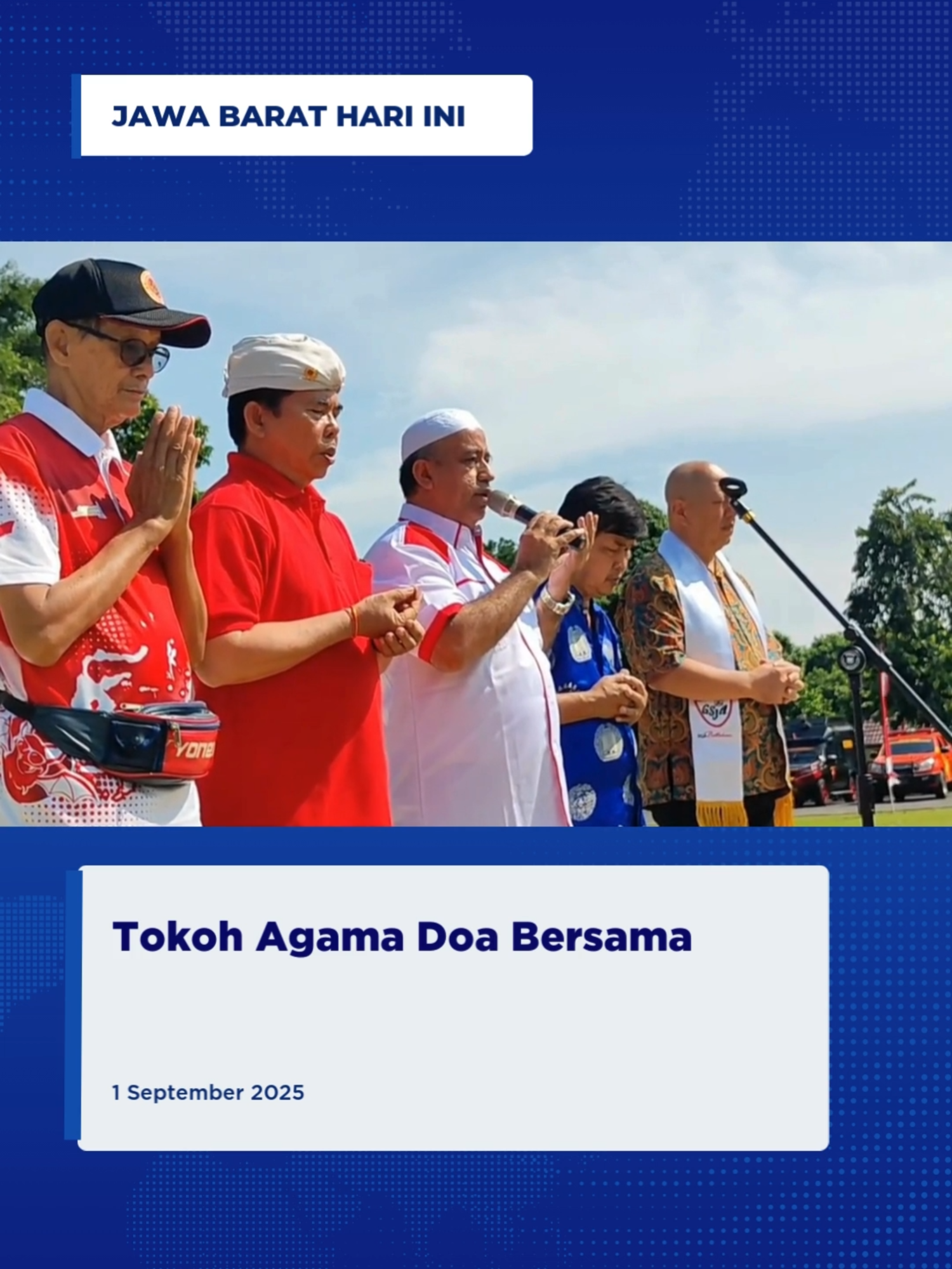Kota Bogor – Demi keselamatan Negara Indonesia, ratusan tokoh agama di Kota Bogor bersama elemen bangsa menggelar doa bersama untuk kedamaian Indonesia di Markas Brimob Kedung Halang, Kota Bogor, Jawa Barat. Aksi doa bersama dilakukan di lapangan upacara Markas Komando Brimob Kedung Halang dengan dihadiri berbagai elemen masyarakat seperti tokoh agama, pelajar, TNI, Polri, dan tokoh masyarakat. Kegiatan ini juga merupakan acara penutupan peringatan HUT RI ke-80 di Kota Bogor. Doa bersama dipimpin oleh para tokoh agama Islam, Kristen, Katolik, Hindu, dan Buddha. Selain doa bersama, juga dilakukan aksi mengheningkan cipta selama 10 detik untuk para korban aksi kerusuhan yang terjadi belakangan ini. Tokoh ulama Bogor yang juga memimpin doa bersama, Habib Hasan Alatas, mengajak seluruh elemen masyarakat untuk menjaga kedamaian dan kesejukan di tengah kehidupan berbangsa. Ia juga mengingatkan masyarakat untuk tidak mudah terprovokasi pihak-pihak tertentu untuk berbuat jahat. “Kami mengajak kepada seluruh masyarakat untuk damai, tenang, lebih baik berdoa untuk negara tercinta agar ke depannya lebih baik. Jangan sampai semua ini malah merusak negara ini. Jangan mudah terprovokasi, negara kita sedang diuji” Ujar Habib Hasan Alatas, tokoh agama (31/08). Sementara itu, Ketua Festival Merah Putih, Benyamin Mbo’oh, menegaskan bahwa doa bersama menjadi simbol persatuan bangsa di tengah ujian yang sedang dihadapi Indonesia. [Sumber: Ayatullah Humaeni] #TVRI #TVRIJawaBarat #TVRIJabar #MediaPemersatuBangsa