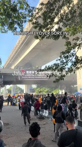 Kondisi terkini di fly over jalan pettarani makassar saat ini terjadi kerumunan massa demonstrasi yg dikawal TNI.  Senin 01/9/25 #jalurmakassar #demomakassar #infosulsel #infomakassar 