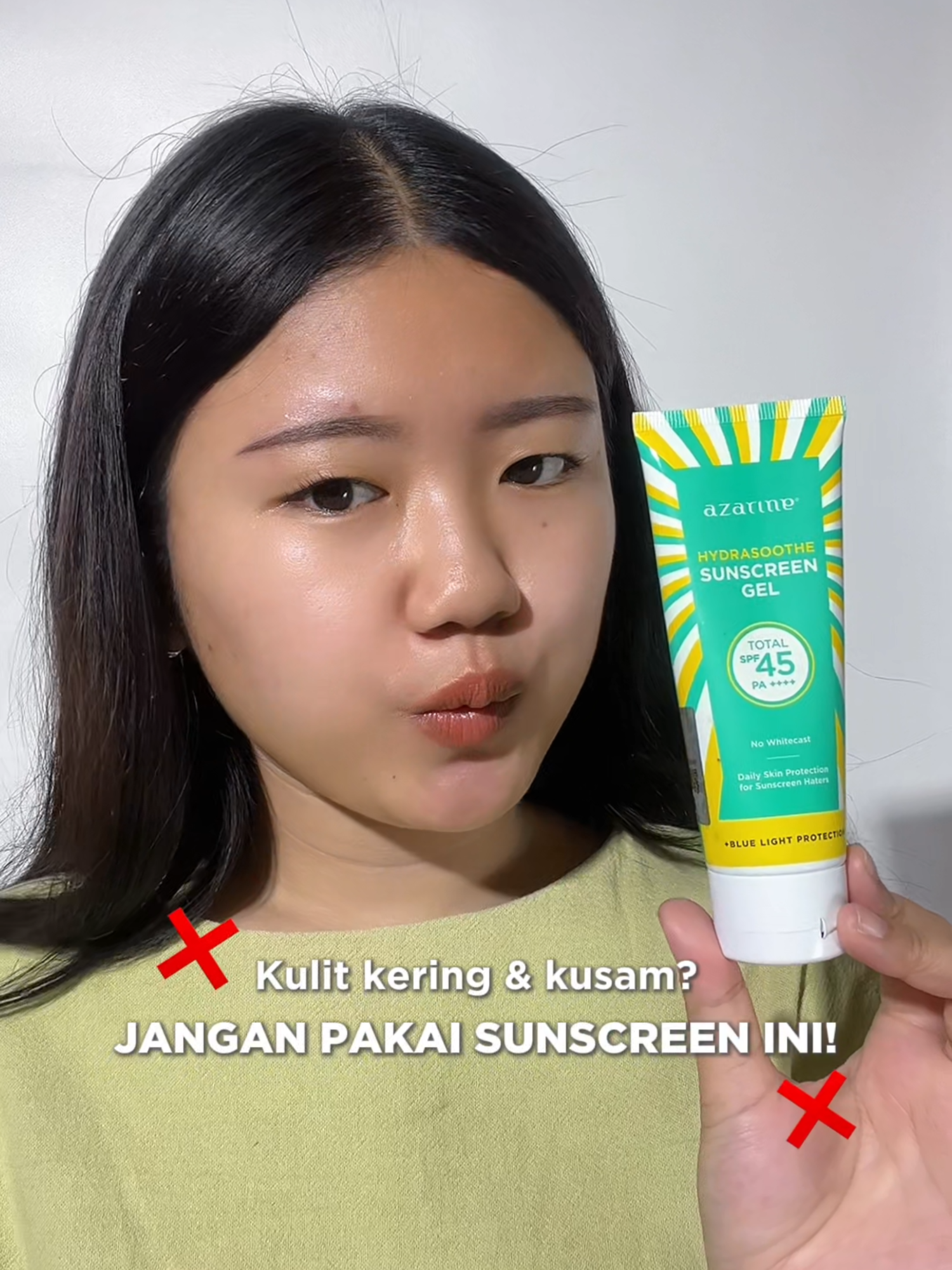 Kalau kulitmu kering dan kusam, jangan pakai Hydrasoothe Sunscreen Gel! Tapi, pakai Hydramax C Sunscreen Serum yang memang diformulasikan khusus untuk kulit kusam dan kering!! ☀️ #azarine #azarineproduct #azarinehydramaxc #hydramaxcsunscreen #hydramaxcsunscreenserum #fyp #sunscreenvitaminc #sunscreenkulitkering #sunscreenkulitkusam