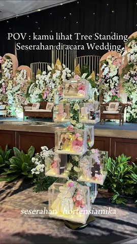 Siapa yang udah ketemu langsung Tree Standing Seserahan kaya gini di wedding ?  Foto terakhir izin ya bundaaa, seneng banget soalnya kalau ada yang mau foto bareng Tree  Standing Seserahan Hortensia Mika 🥰