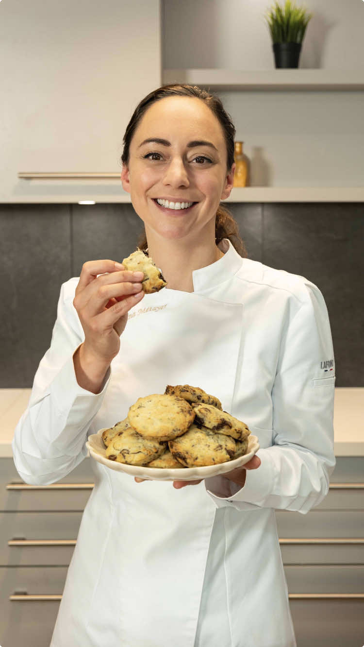 En plein préparatifs pour la rentrée ? Réaliser cette recette gourmande de cookies sans “sucre ajouté” 🍪 Ces petits gâteaux sont parfaits pour le goûter des enfants, à déguster immédiatement ou à glisser dans les sacs d’école 🎒 Il vous faudra : 🍌 150 g de banane bien mûre 🧈 170 g de beurre mou 🍯 100 g de miel de fleurs 🌾 310 g de farine T80 🧂 2 pincées de sel 🧁 2 pincées de levure chimique 🥚 1 œuf 🍫 200 g de chocolat noir (pépites ou tablette hachée) Retrouvez toutes nos recettes à l'adresse ninametayer.com dans l’espace “Petit Club” ✨ Belle rentrée à tous ! 🌟 #petitclub #patisserie #pastry #recette #tournage #ninametayer #patisseriefacile #petitclub #pastrychef #frenchpastry #Recipe #cookie #recettesanssucre #healthy #sanssucre #cookiesanssucre