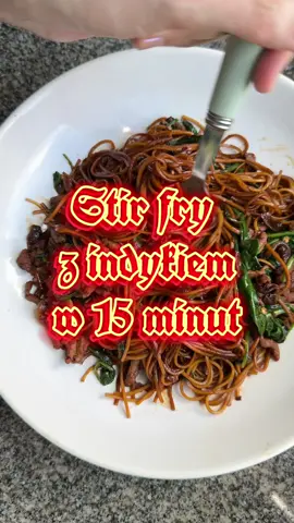 Noodle dla 2 w 15 minut 🥡 Ok. 200g (przed ugotowaniem) makaronu w stylu chińskim  2 łyżki neutralnego oleju ok. 200g mielonego indyka/tofu 1 mała cebula 4 ząbki czosnku,  2 garści szpinaku lub jarmużu  pieprz do smaku 2 łyżki jasnego sosu sojowego 2 łyżki ciemnego sosu sojowego (lub trochę więcej, lepiej dolać niż przesolić sosem) 1 łyżeczka cukru lub miodu 2 łyżeczki oleju chili  #FoodTok #stirfrynoodles #prosteprzepisy #pomyslnaobiad #domowejedzenie 