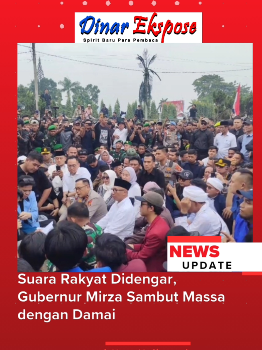 BANDAR LAMPUNG – Gubernur Lampung Rahmat Mirzani Djausal bersama jajaran Forum Koordinasi Pimpinan Daerah (Forkopimda) menyambut ribuan massa aksi yang memadati gerbang Kantor Pemerintah Provinsi Lampung, Senin (1/9/2025).
 
 Kehadiran Gubernur Mirza di tengah massa menjadi momen penting. Dengan pengeras suara, ia menenangkan situasi sekaligus mengajak perwakilan mahasiswa dan elemen masyarakat untuk berdialog langsung. Menurutnya, dialog terbuka adalah bukti bahwa pemerintah daerah tidak menutup diri terhadap kritik dan masukan rakyat.
 
 Dalam sambutannya, Gubernur Mirza menyampaikan apresiasi atas sikap tertib dan damai para peserta aksi.
 “Terima kasih kepada seluruh mahasiswa dan masyarakat Lampung yang hadir hari ini. Kehadiran kalian menunjukkan kecintaan kita bersama pada daerah dan rakyat Lampung,” ucapnya.
 Ia menegaskan, penyampaian aspirasi di depan kantor pemerintahan adalah wujud demokrasi yang patut dihargai. “Hari ini saya bersama jajaran pemerintah, kepolisian, dan DPRD hadir untuk mendengar langsung suara rakyat,” tambahnya.
 
 Gubernur Mirza berjanji seluruh aspirasi yang disampaikan akan ditampung, kemudian diperjuangkan ke pemerintah pusat.
 “Pemerintah telah mendengar apa yang menjadi tuntutan teman-teman. Aspirasi ini akan kami dorong agar segera ditindaklanjuti,” ujarnya.
 Menutup pernyataannya, ia mengingatkan massa agar terus menjaga kedamaian Lampung. “Jagalah Lampung hari ini, esok, dan di masa depan. Karena masa depan Lampung ada di tangan kalian,” pungkasnya.
 Adapun dalam aksi tersebut, perwakilan mahasiswa menyampaikan 10 tuntutan utama, di antaranya:
 1.	Pengesahan RUU Perampasan Aset.
 2.	Pemangkasan gaji dan tunjangan anggota DPR.
 3.	Peningkatan kesejahteraan dosen dan guru.
 4.	Mendesak Presiden Prabowo memecat menteri-menteri yang bermasalah.
 5.	Mendesak partai politik merestrukturisasi kader bermasalah di eksekutif maupun legislatif.
 6.	Reformasi total Polri.
 7.	Pengesahan RUU Perampasan Aset.
 8.	Pemangkasan gaji dan tunjangan anggota DPR.
 9.	Peningkatan kesejahteraan dosen dan guru.
 10.	Mendesak Presiden Prabowo memecat menteri-menteri yang bermasalah.
 11.	Mendesak partai politik merestrukturisasi kader bermasalah di eksekutif maupun legislatif.
 #lampungdamai #lampungintelektual #mirza #gubernurlampung #unjukrasamahasiswa 
 
