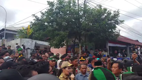 #fyp ibu Gubernur Maluku Utara Serly dan wakil gubernur. Temui masa aksi di depan kantor DPR Kota Ternate Maluku Utara.Senin(,1/9/2025/).