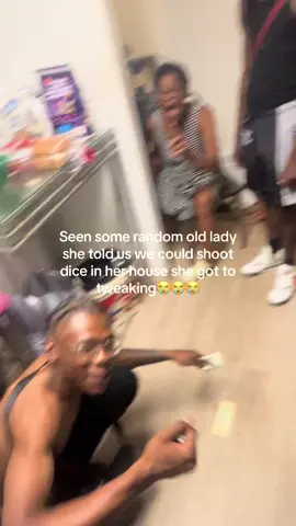 #fypage #tweaker #grandma 😭😭😭 i promise we don’t know her yall 😭😭😭