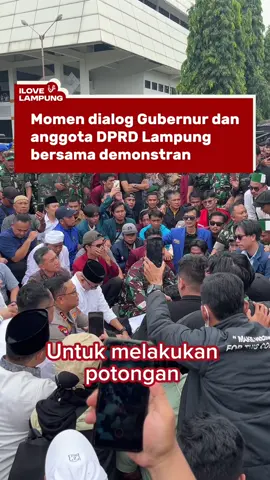 Momen dialog Gubernur dan anggota DPRD Lampung bersama para demonstran siang (1/9) ini di depan Kantor DPRD Lampung. #ilovelampung #lampung 