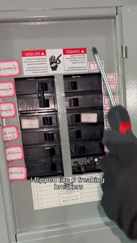 I can’t find the circuit breakers 👨‍🔧😤#handtools #kaiweets #fyp #tester #circuitbreaker #electrician 