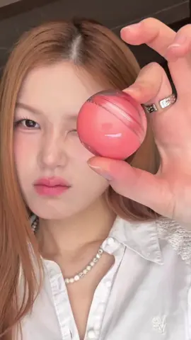 Tròn tròn, đáng iu, không chỉ để lăn má mà còn có thể dử dụng thoa môi xinh tạo layout makeup tone-sur-tone #romand #romandvn #juicyrollcheek 