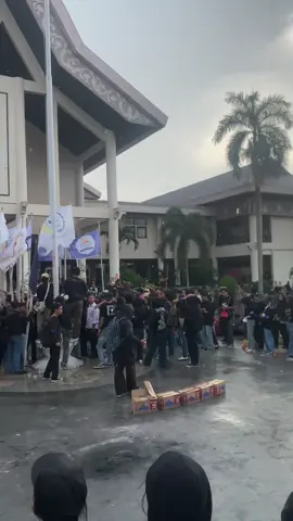 Fisip aksi selalu hujan. Fisip datang untuk menyampaikan aspirasi bukan membuat anarki. Terimakasih bapak ketua dprd kalbar telah mau membersamai kami dan menemui kami dalam aksi 1 September 2025. Fisip fisip fisip.... #dprdkalbar #dpr #fisip #fisipdijalan 