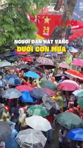 Dưới cơn mưa nặng hạt, người dân hát vang ca khúc “Cô gái mở đường” #rangrovietnam #proudvietnam #digilife #thudovietnam #dieubinh #dieuhanh #hanoi #A80 #quockhanh #thoitiet 