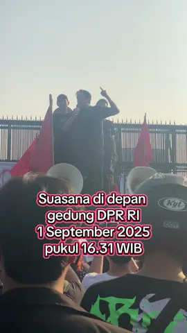 Suasana di depan gedung DPR RI 1 September 2025 pukul 16.31 WIB @GePamungkas 