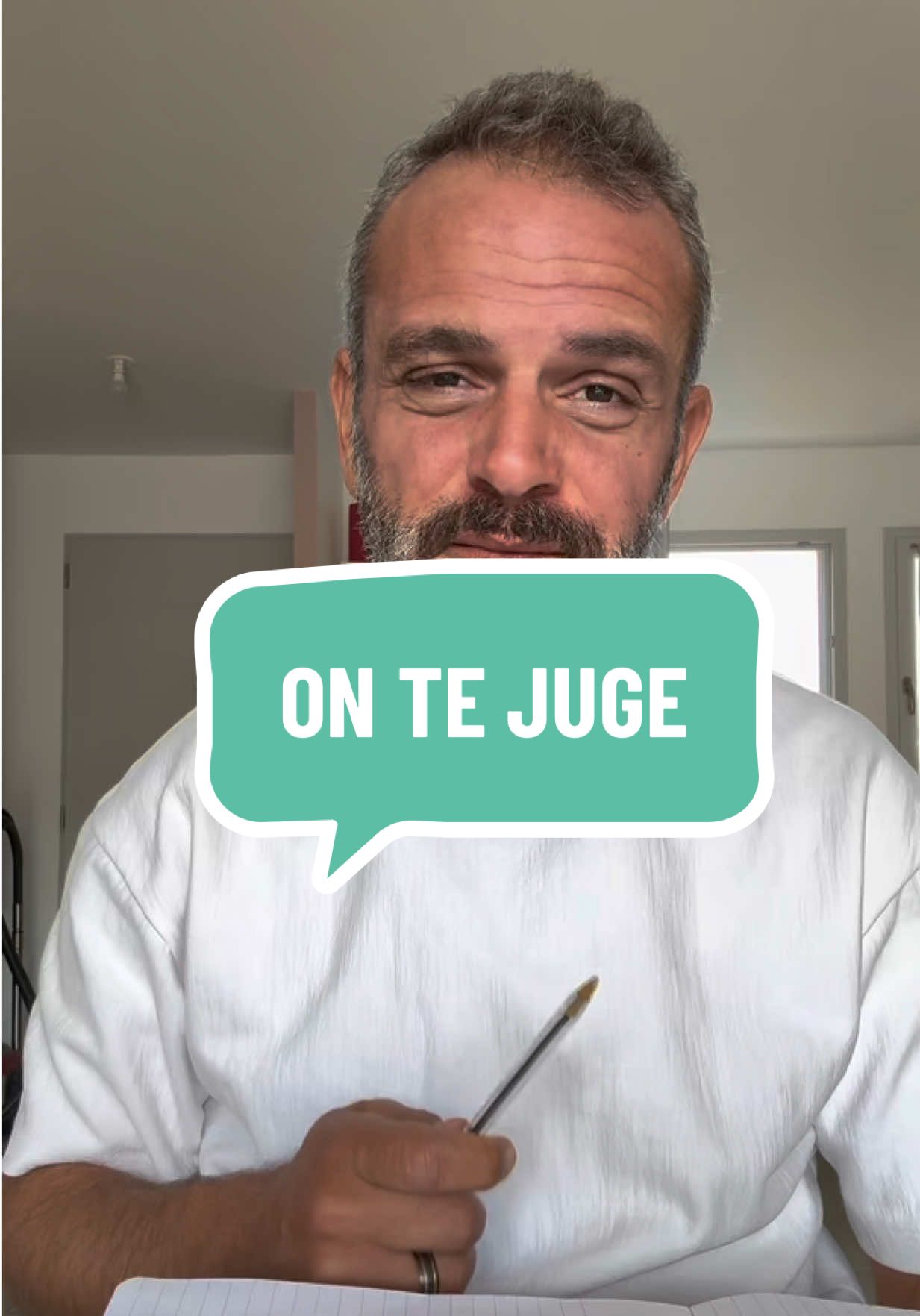 Quoi que tu fasses, tu seras jugé. Si tu réussis, on dira que tu as eu de la chance. Si tu échoues, on dira que tu n’étais pas assez bon. Si tu changes, on dira que tu joues un rôle. Si tu restes le même, on dira que tu n’évolues pas. Alors fais-le quand même. Avance. Tente. Tombe. Relève-toi. Ose. Ceux qui jugent ne savent pas ce que tu traverses. Et ceux qui savent… ne jugent pas. Le bruit extérieur existera toujours. Mais ta route, elle, ne se trace qu’à l’intérieur.
