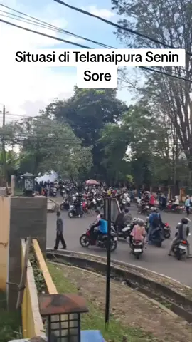Kawasan Telanaipura Kota Jambi ricuh saat aksi demo pada Senin (1/9/2025). . . . . . . . . . #hidupmahasiswa #mahasiswa #unjukrasa #jambi #demo 