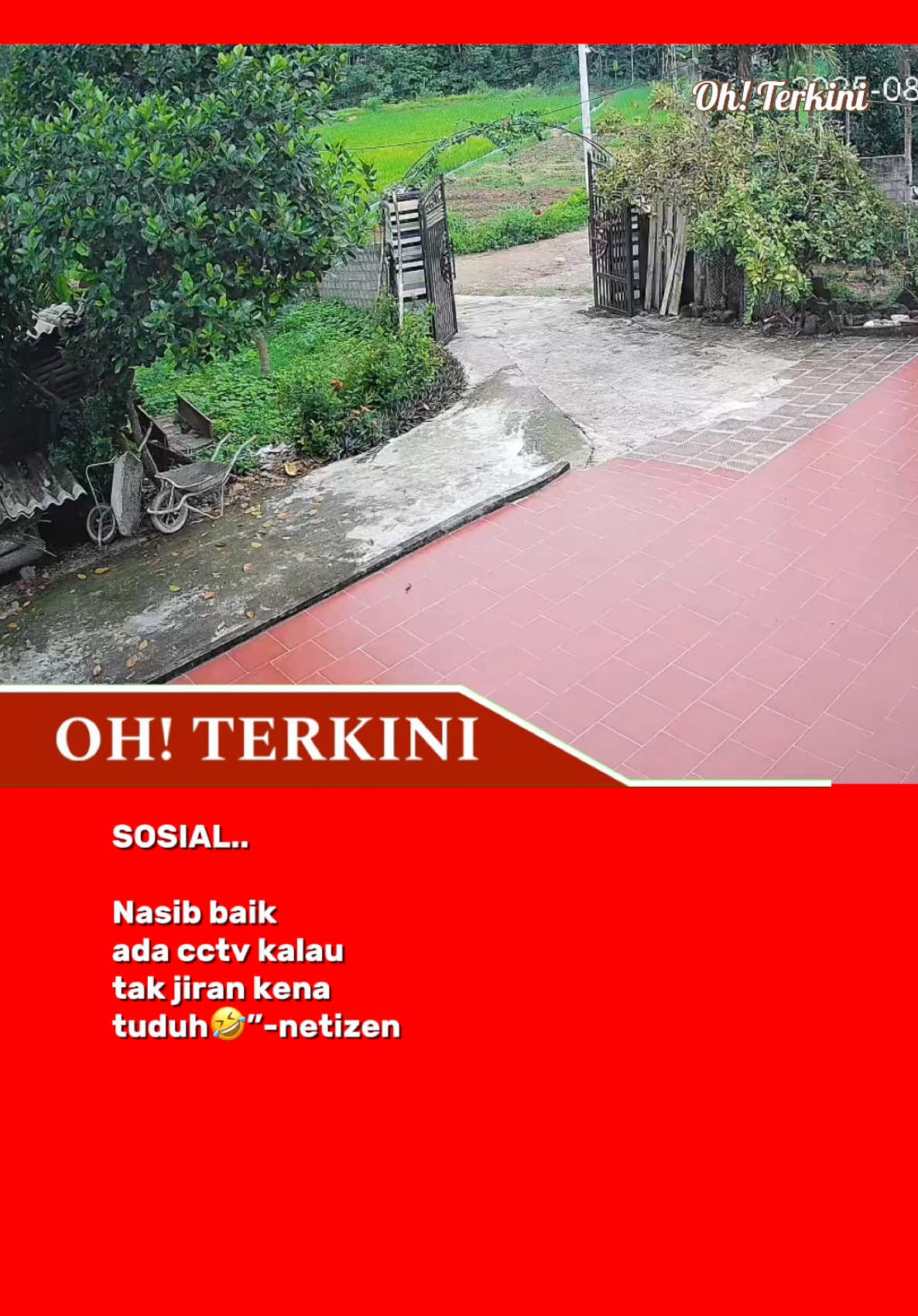 Tak Yg besi tu pun tak jatuh naa... Helok plk jln smpai bwah sna  🎥Kredit: tuansuti31 #cctv 