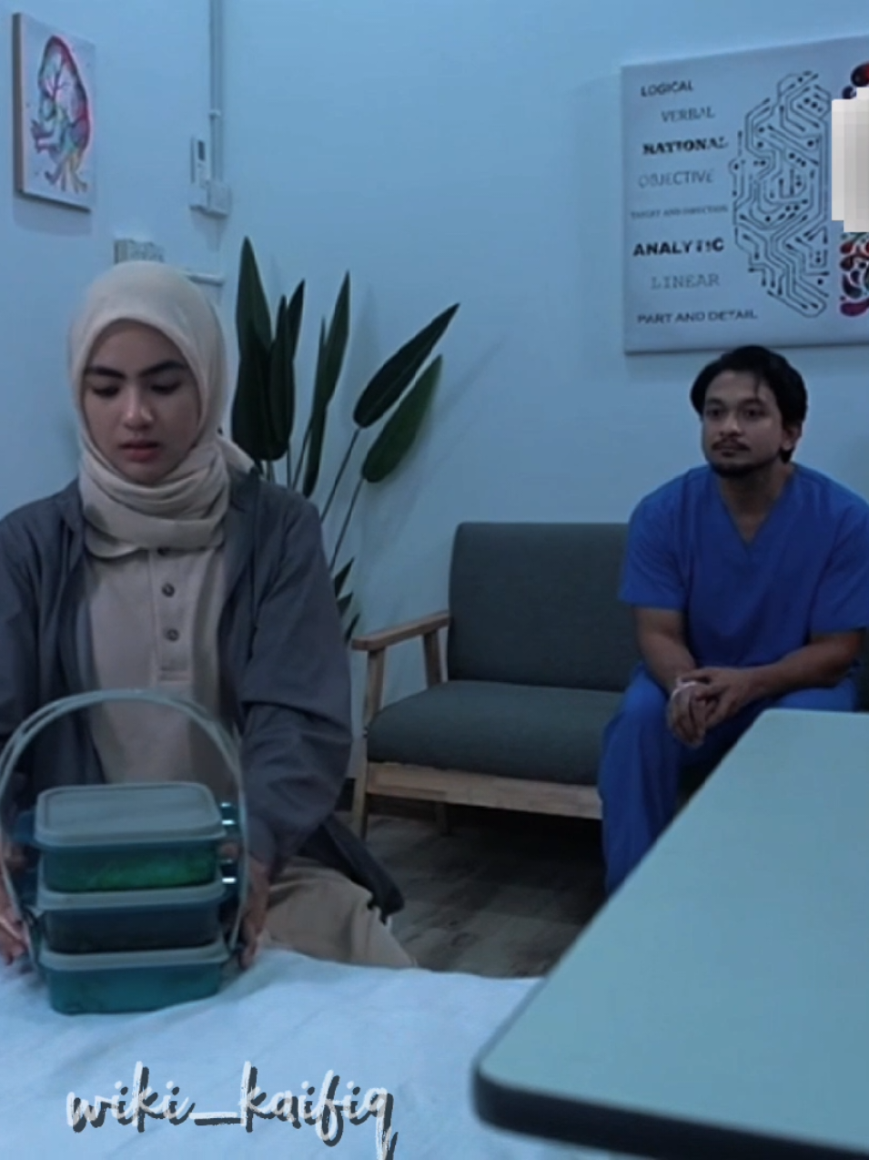 Qiu allergic dengan sardin, tapi dia makan jugak karipap sardin yang Kalsom buat, sebab dia dah mula suka kat Kalsom. Sebahagian klip dari Tayangan Perdana 'Rumah Tanpa Luka'. Episod pertama malam ni, pukul 10 malam di Astro Ria. #RumahTanpaLukaDrama  #RumahTanpaLuka  #AhmadQiuzi_ShukriYahaya  #NikKalsom_EryshaEmyra  #MalaysiaDrama 