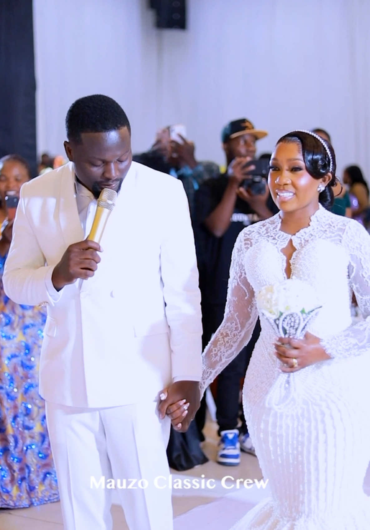 Hivi ndio Bwana Sukari @eliudsamwel alivyomkaribisha Mke wake Beatrice Ukumbi, watu wote ukumbi mzima walicheka kwa utani wa Sukari😂😂😂 #EB2025  #mauzoclassiccrew #tanzaniantiktok🇹🇿 #foryou #tiktok 