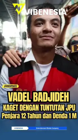 Jaksa Penuntut Umum Pengadilan Negeri Jakarta Selatan membacakan tuntutan atas Vadel Badjideh yakni 12 tahun penjara dan denda 1 milliar rupiah, dalam sidang yang digelar secara daring.  Tuntutan itu sudah barang tentu membuat Vadel kaget dan siap untuk membuat pembelaan pada pledoi yang akan diajukan pekan depan. FOLLOW untuk infotainment terupdate lainnya.📲 #Vibenesia #Vibeupdate #Entertainment #Infotainment #BeritaSelebriti #Hotnews #VadelBadjideh #NikitaMirzani #Viral #Foryoupage #Fyp 
