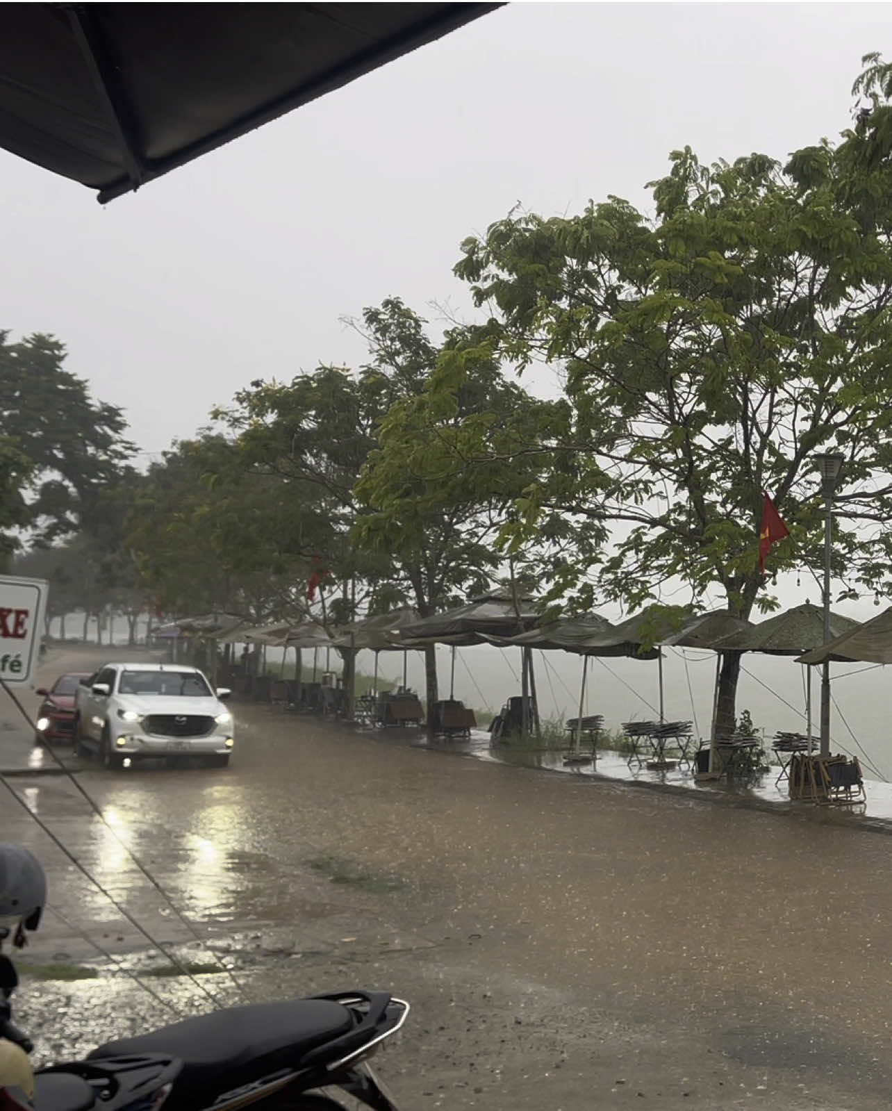 Cơn mưa đầu tháng..