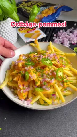 OSTBÅGE-POMMES! 😍🧀 Helt enkelt en riktigt lyxig, smarrig och smakrik cheezy fries. Dippen som smakar ostbågar tillsammans med rödlök, jalapeños och lite gräslök blev så galet gott. Perfekt att njuta av en höstkväll! 🌶️ Klicka på DELA och SKICKA till någon som älskar ostbågar! 😏 Det enda du behöver är.. Frysta tunna pommes 2 dl cremé fraiche 1 dippmix ostbågar 1 liten rödlök Jalapenos Gräslök Tillaga pommesen i airfryer eller ugnen enligt förpackningen. Finhacka rödlöken, strimla jalapeño och finhacka gräslök. Blanda dippmixen med cremé fraiche och värm i mikron. Sedan är det bara ösa upp pommesen i en skål och toppa med den krämiga ostdippen, rödlöken, jalapeños och gräslök. Till sist? Ja då är det bara njuta av något magiskt gott! HEJ! 😍👋🏼 #enkelmat #middagstips #vardagsmat #ostkrokar #ostbågar 
