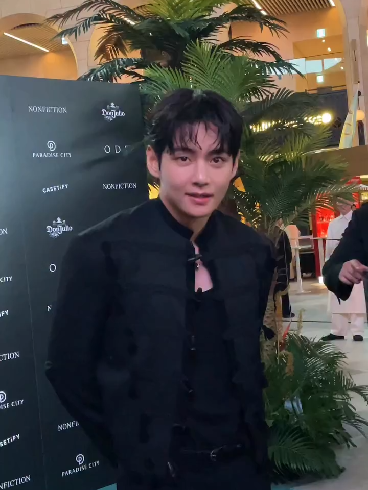 뷔 용안 보고 가세요.😦 2025 파라다이스 아트 나이트에 참석한 뷔.🤍 🎥 아이즈매거진 #eyesmag #bts #taehyung #v #ParadiseArtNight2025 #PAN2025 #파라다이스아트나이트 #파라다이스시티 #김태형 #태형 #뷔 #방탄소년단