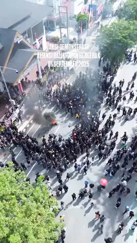 Kantor DPRD Kota Balikpapan, 01 September 2025 JAGA NYALA API PERJUANGAN KAWAN, SAMPAI MENANG !!! SALING JAGA KAWAN !!! #resetindonesia #balikpapan #kalimantantimur #dpr #massademo 