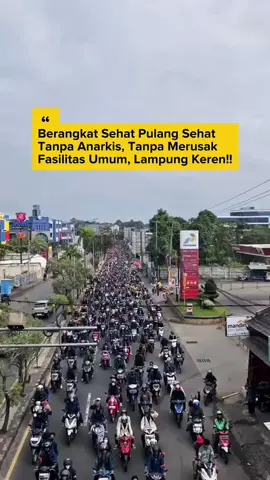 Aliansi Mahasiswa Lampung Bersuara. Hari ini pada tanggal 1 September 2025 berbagai masyarakat dan mahasiswa Lampung bersatu untuk menyuarakan aspirasi nya ke gedung DPRD kota Bandar Lampung,dengan damai tanpa kerusuhan. Walaupun sempat ada beberapa orang diduga provokator. Sumber :  @BEM FKIP Unila 2025  #bandarlampung #dpr #lampung