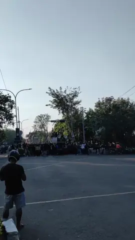 BREAKING NEWS ‼️Sejumlah Masa Aksi Unjuk Rasa Sudah Mulai Terlihat di depan Kantor DPRD Karawang. Senin,(1/9) sore. Tetap stay safe untuk kita semuanya. #demo #karawang #viral #news #dprkarawang