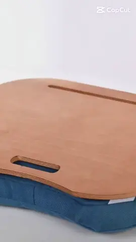 خليك مرتاح في أي مكان! 👌 ترابيزة عملية تقدر تذاكر عليها ✏️، ترسم 🎨، أو تشتغل باللابتوب 💻 خفيفة، مريحة، وسهلة الحركة 💙 اطلبها دلوقتي وخلي يومك أسهل 🚀👇 https://www.portal-eg.com/en/shop/104010013523-top-lap-desk-with-pillow-for-laptop-black-104812?category=35#attr=