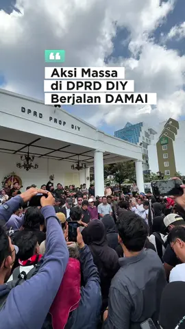 Ayo kita sampaikan aspirasi dengan cara yang santun, tertib, dan tanpa sedikit pun memberi ruang bagi tindak kekerasan. Mari kita rawat bersama harmoni dan kebersamaan di seluruh penjuru Daerah Istimewa Yogyakarta. Ada kedamaian yang harus terus kita perjuangkan. Agar Jogja tetap menjadi ruang sejuk, yang tenteram bagi siapapun di daerah istimewa ini. Stay safe sedulur semuanya yang mengikuti aksi demonstrasi dan jangan lupa saling menjaga satu sama lain 🙌 _____ #PemdaDIY #JogjaIstimewa #HumasJogja #EmpanPapan #NganggoRasa 