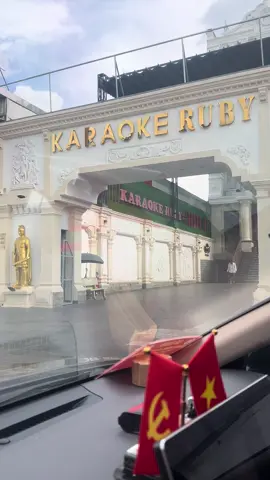 QUÁN NÀY CÁC EM CÓ XINH KHÔNG NHỜ? 
