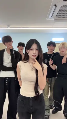 요즘 연하남들 플러팅 쉽지 않네💦 dc @떰프 
