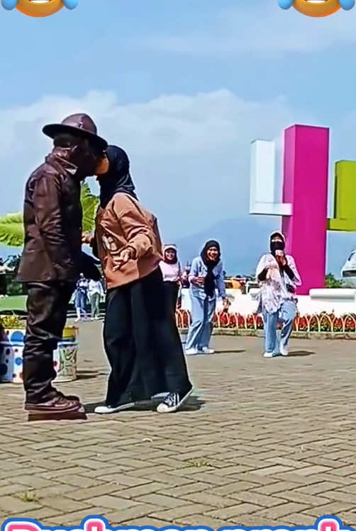 StatuePrank #foryou #tiktok #fyp #bushmanpranks #scareprank #funny #funnyvideos #funnyprank #funnyprankvideos #prank #prankvideo #bushman #bushmanprank #scare #fypシ 