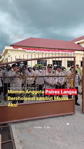Momen Anggota Polres Langsa bersholawat saat Sambut Massa Aksi (1/9). 
